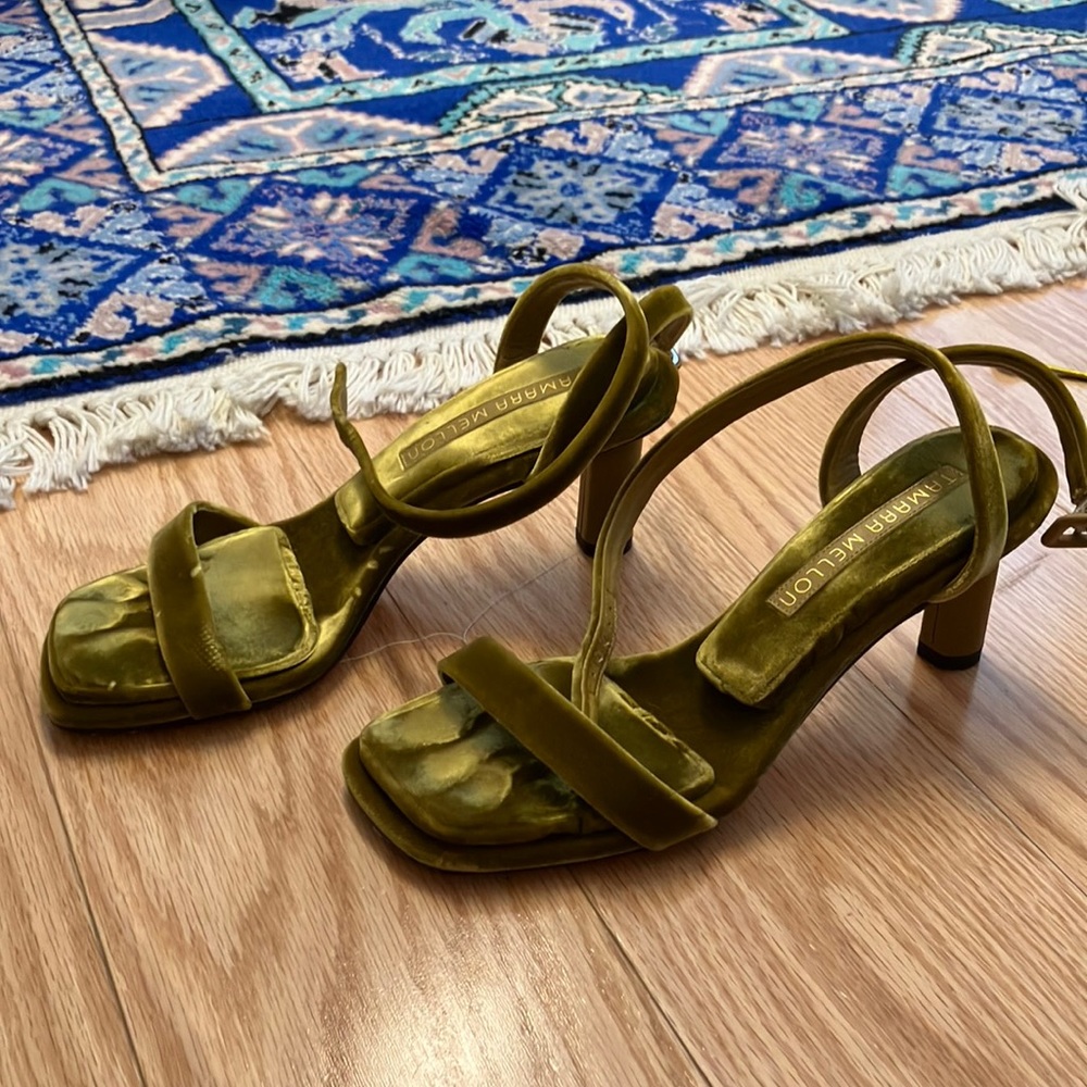 Tamara Mellon sz 6.5 acid green velvet kitten heel